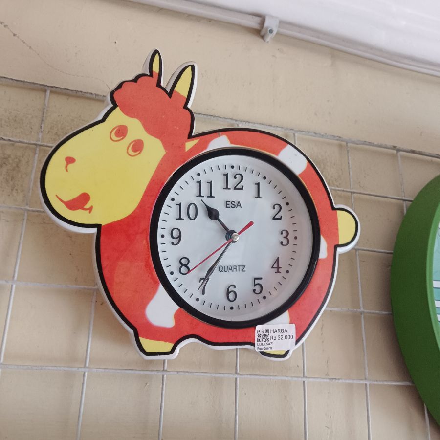 Jam Dinding Esa Quartz
