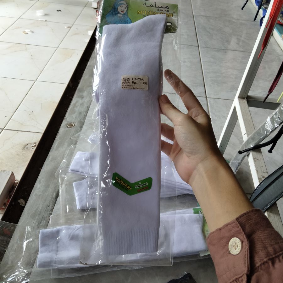 Kaos Kaki Muzdalifah Lutut