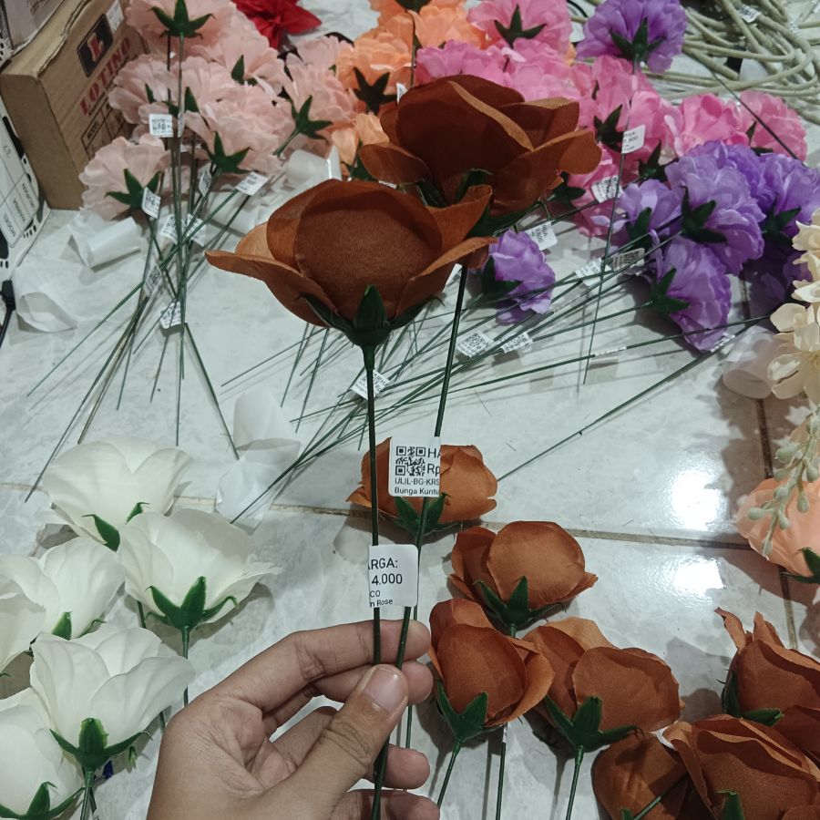 Bunga Kuntum Rose Coklat