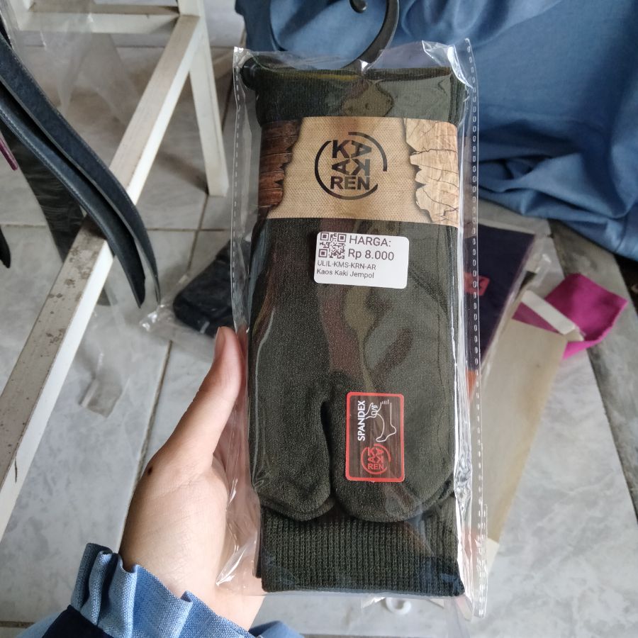 Kaos kaki jempol 