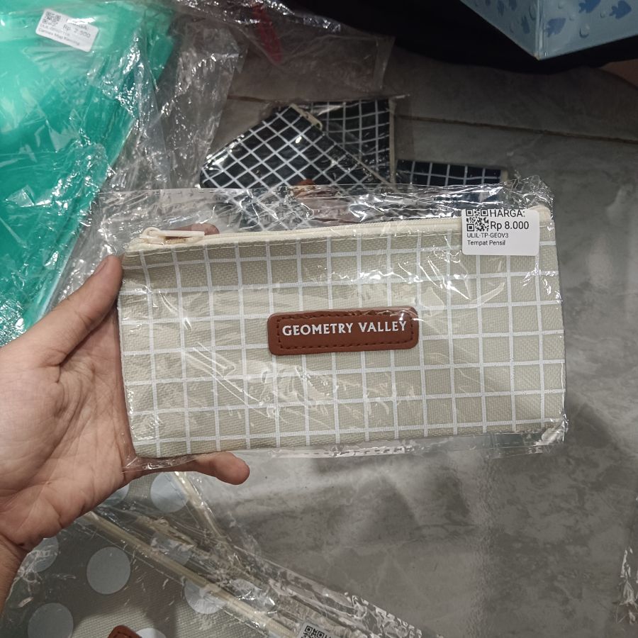 Tempat Pensil Geometry Valley Garis Putih
