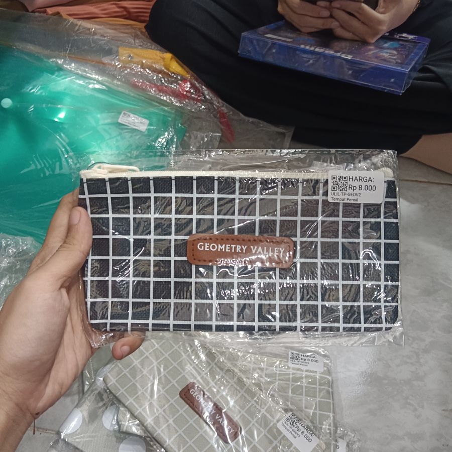 Tempat Pensil Geometri Valley Strip Hitam