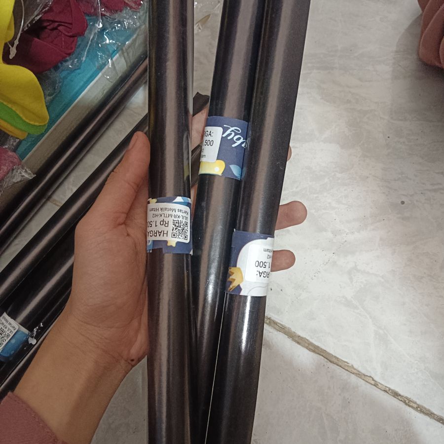 Kertas Metalik Hitam