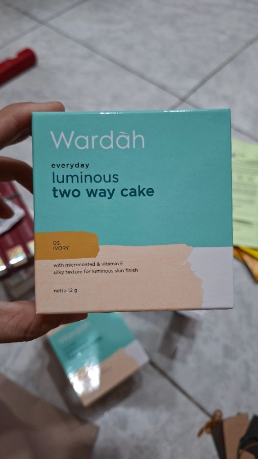 Wardah Everyday Luminous Two Way Cake No.03 Ivory
