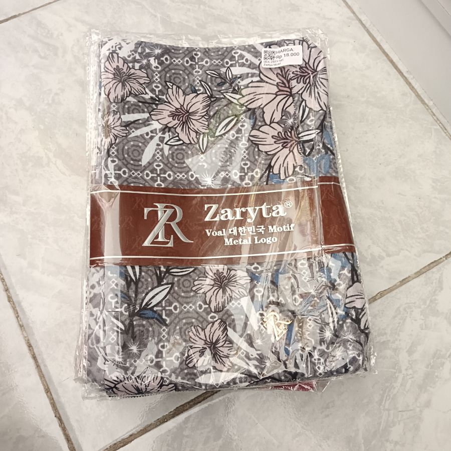 Zaryta Voal Motif Metal Logo