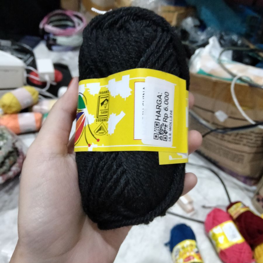 Benang Wol/ Hitam