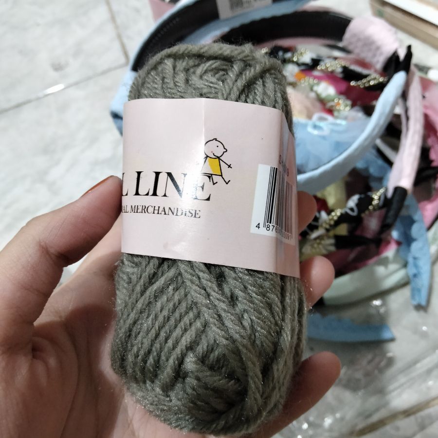 Benang wol khaki
