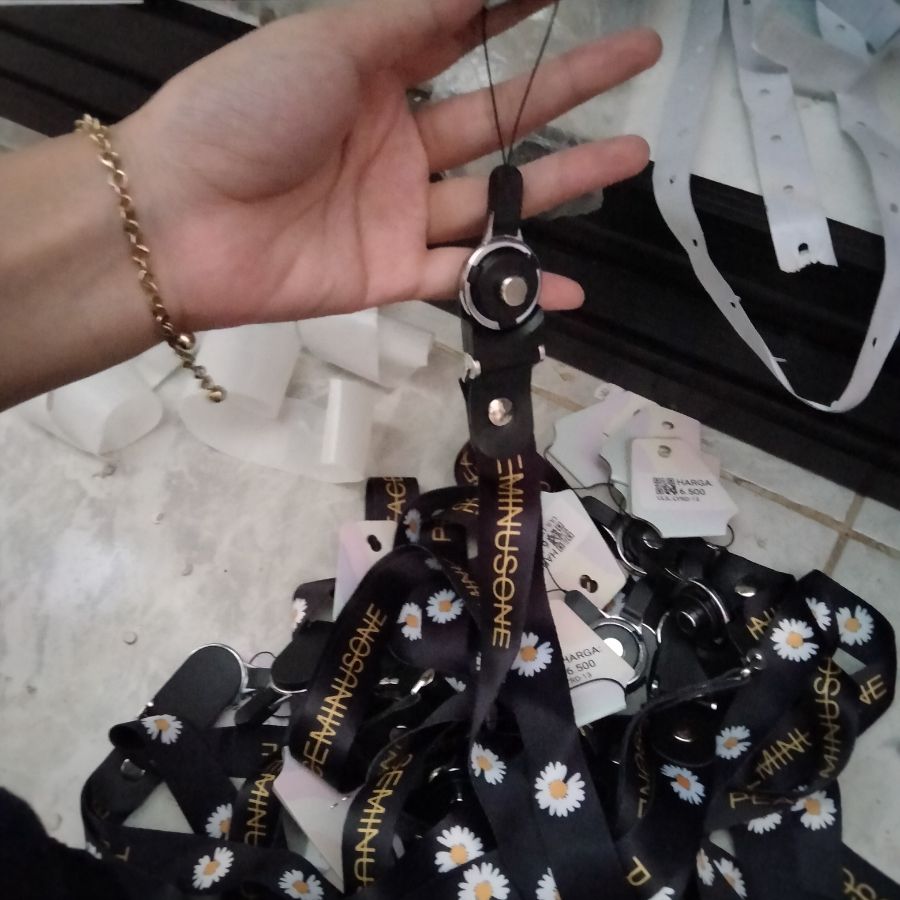 Lanyard Peaceminusone bunga