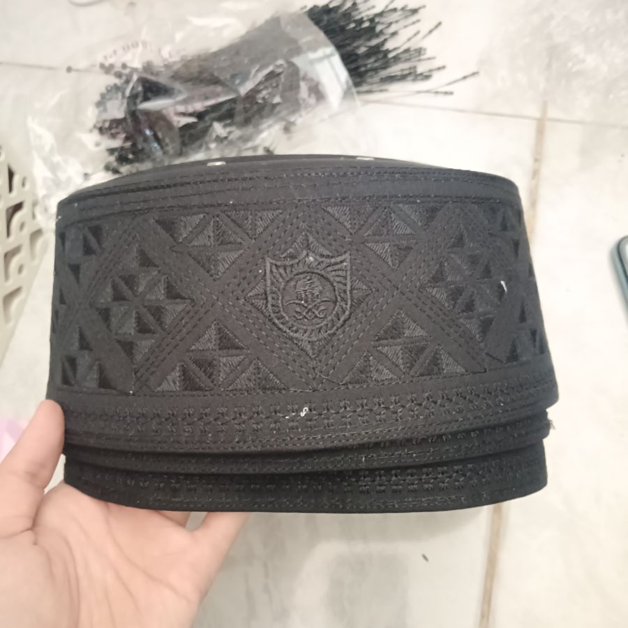 Peci Hitam