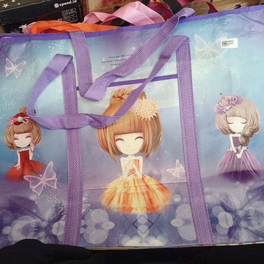 Tas Laundy Karakter