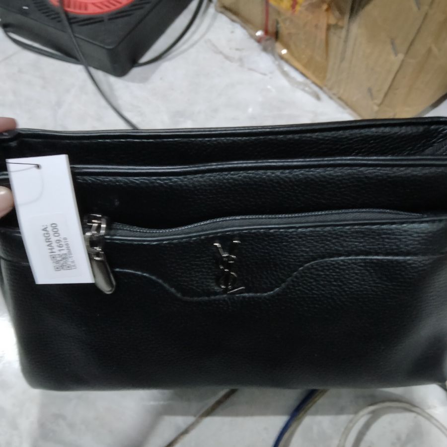 Tas selempang hitam