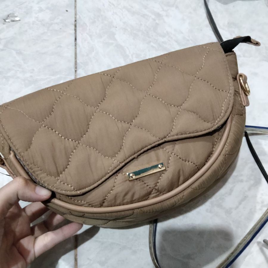 tas selempang kancing khaki