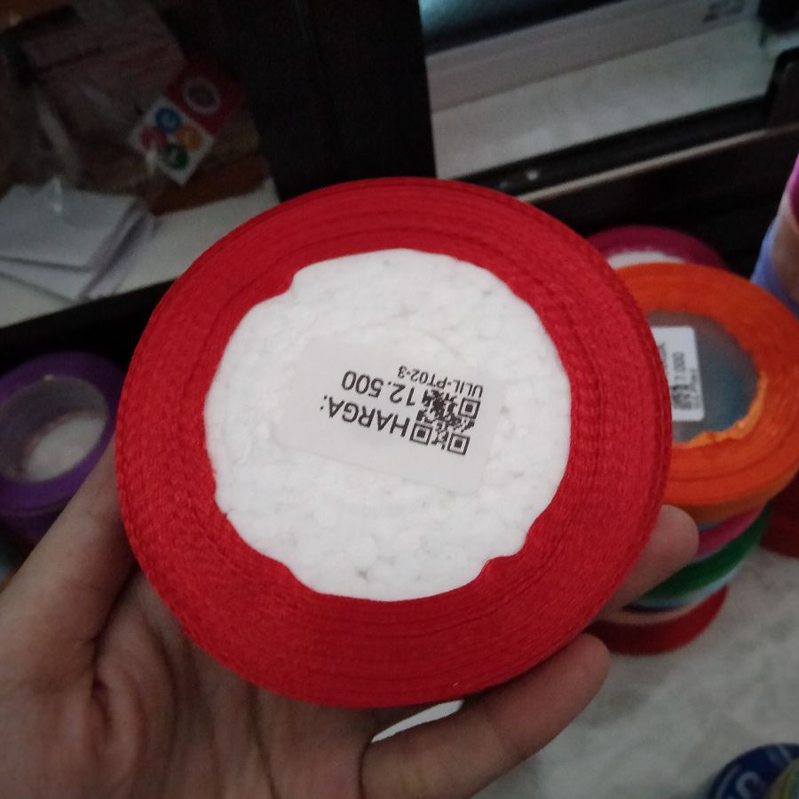 pita gulung Polkadot merah 