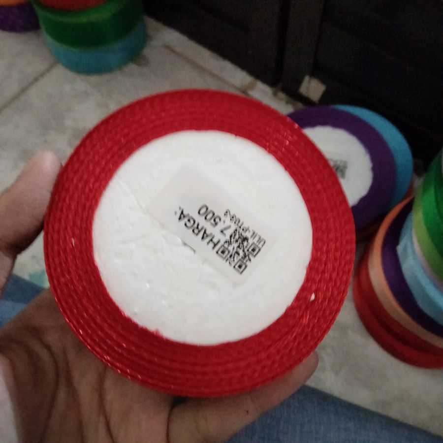 pita gulung Polkadot merah