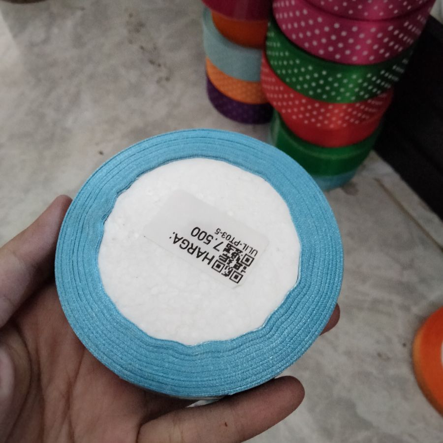 pita gulung Polkadot biru