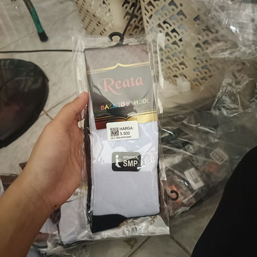 Reata Kaos Kaki Hitam Putih SMP