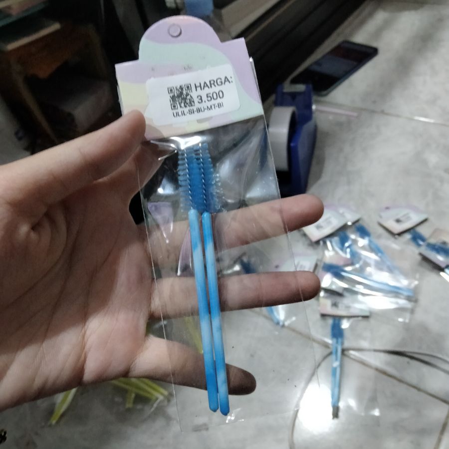 sisir bulu mata biru
