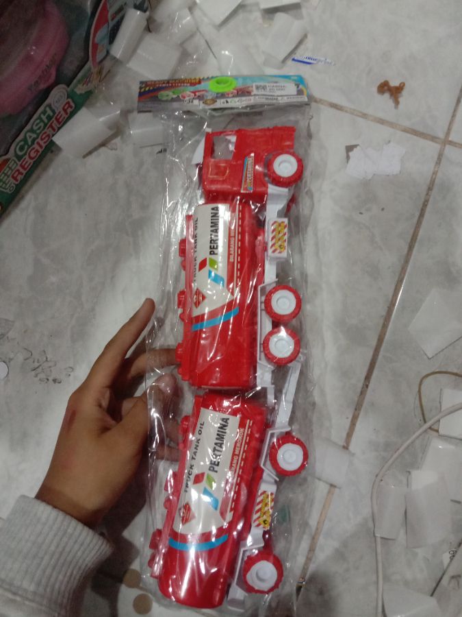 Mainan truk gandeng