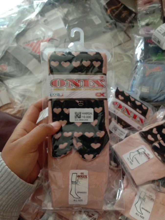 Kaos kaki onix motif