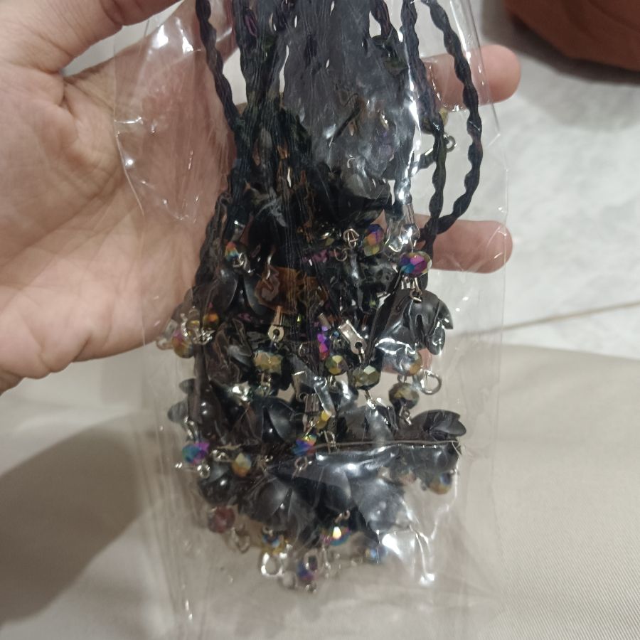 Strap Masker Mote Hitam Bunga