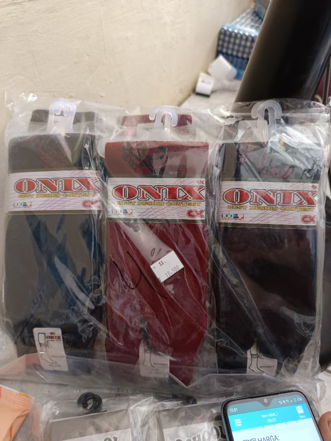 Kaos Kaki Onix Motif 