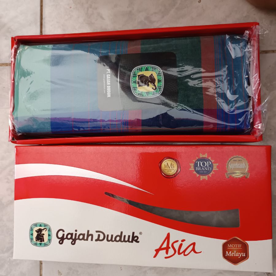 Gajah Duduk Sarung Tenun Asia