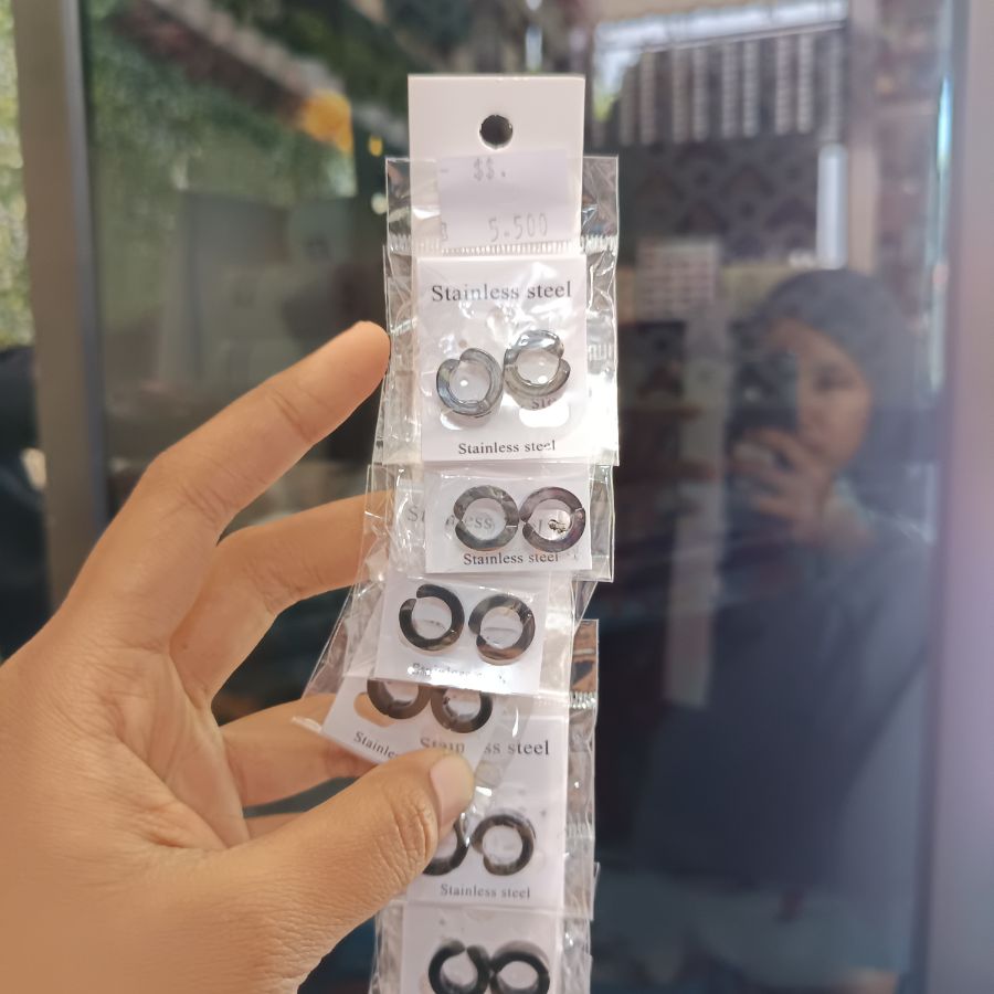 Tindik Anting/ Kecil/ Hitam