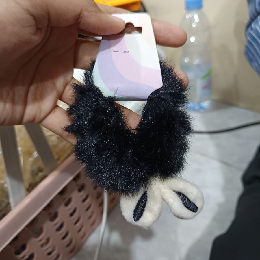 Ikat Rambut Bulu Hitam
