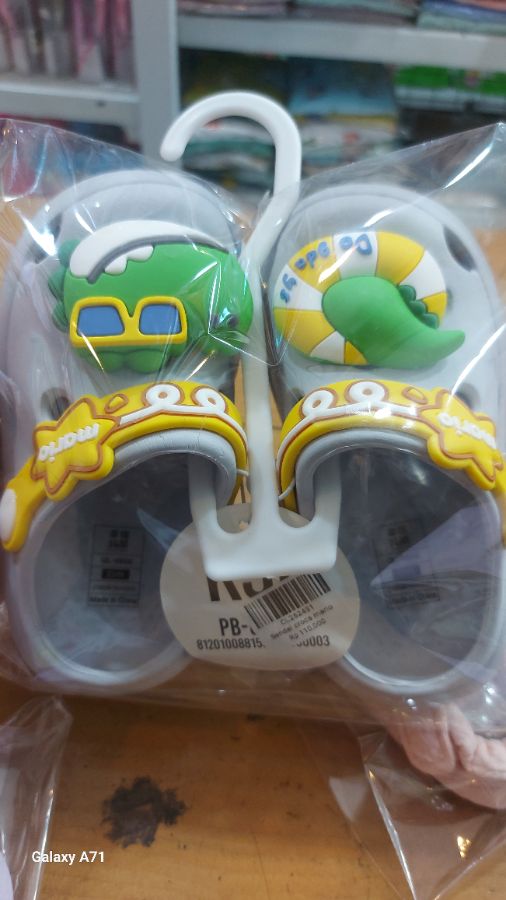 Sendal crocs mario