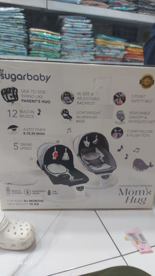 Moms hug EN 16232