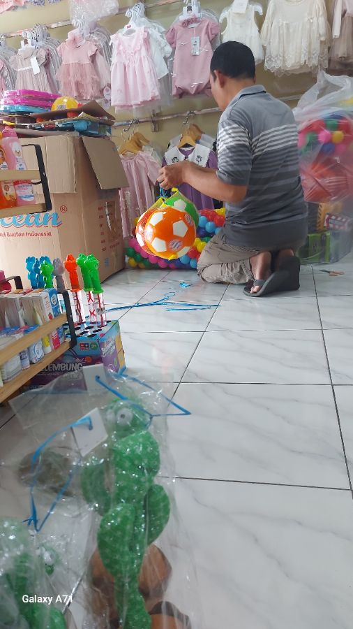 Bola kaki kulit wrn terang