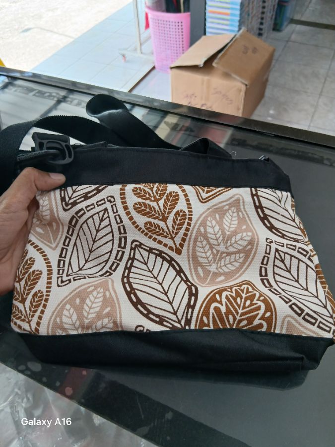 Sling Bag Kombinasi Daun
