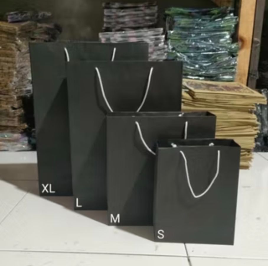 Paper Bag Hitam Polos 15x7x20 - S