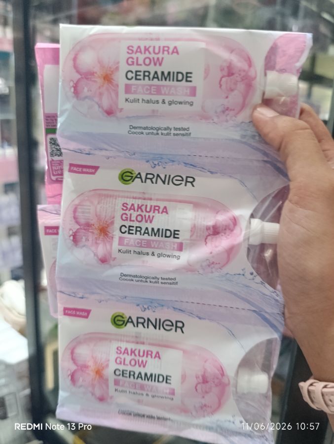 Garnier Skin Naturals Sakura Glow Ceramide Face Wash 9ml