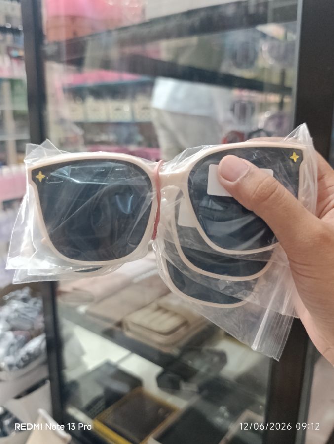 Kacamata Hitam Cream