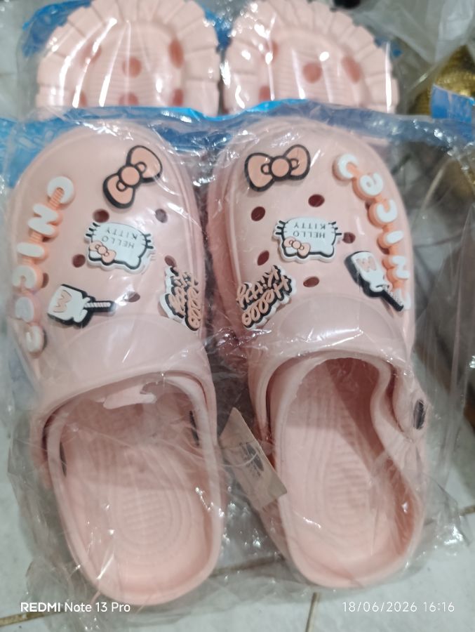 GOSOME Hello Kitty - Sendal Crocs Anak Wanita - 3233 