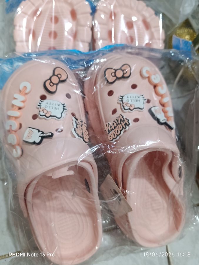 GOSOME Hello Kitty - Sendal Crocs Anak Wanita - 3435
