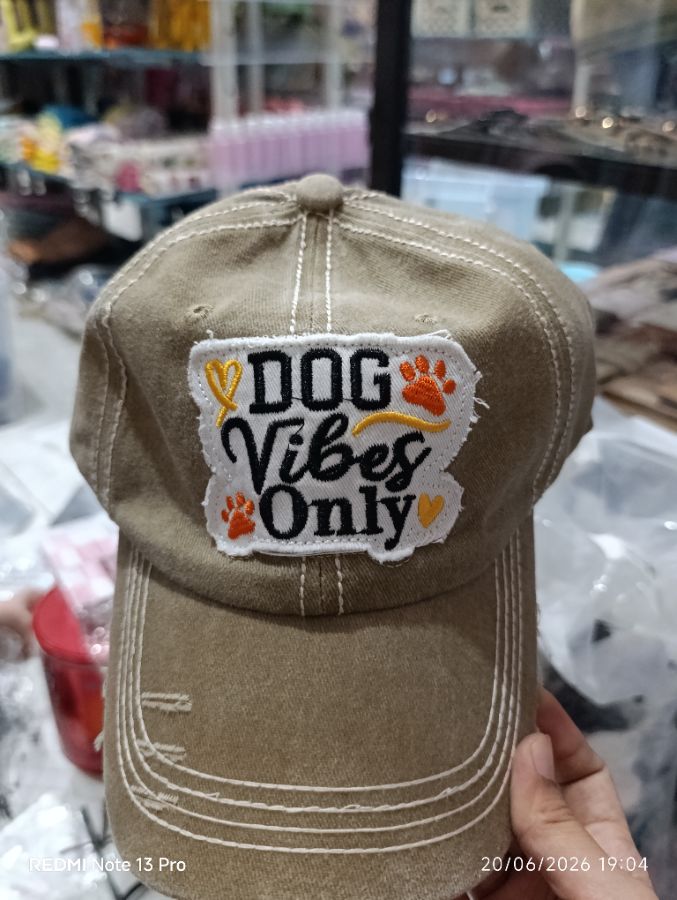 Topi Dog Vibes Only
