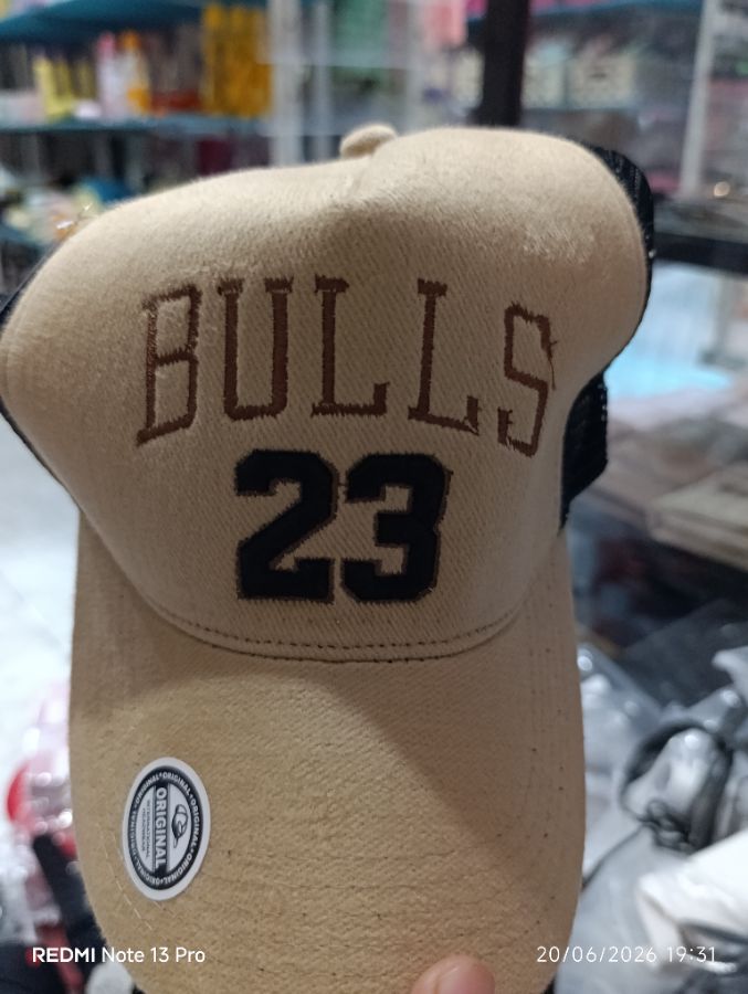 Topi Bulls 23