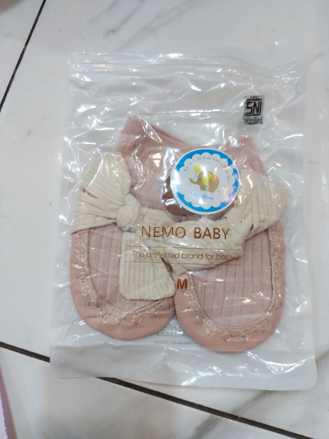 Sepatu bayi kaos kaki
