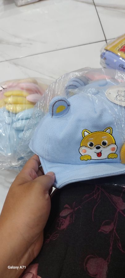 Topi import kecil