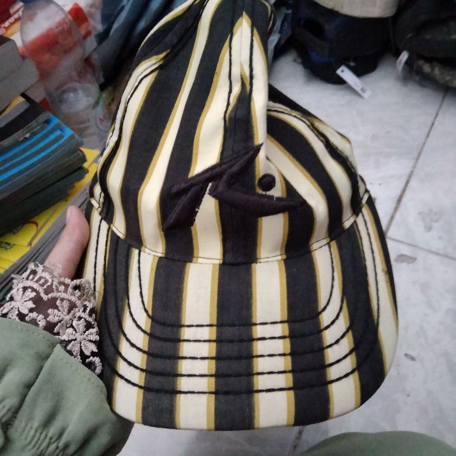 Topi Rantai Garis R Hitam