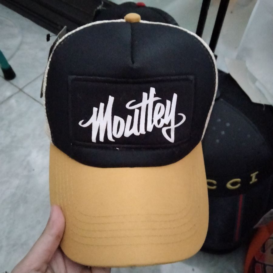 Topi Moutley Hitam Cream 