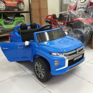 M 8688 Biru Mobil Mitsubishi Triton Lisensi no Garansi