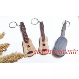 gantungan kunci gitar kayu rustic