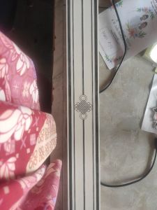 Lis keramik putih