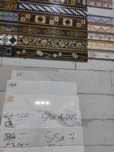 Lis hitam akrilik bunga