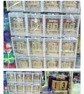 Souvenir kalender abadi kemas mika motif