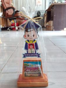 Akrilik wisuda bawah kayu kemas plastik 