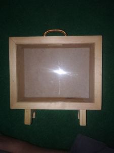 Frame celengan kotak kayu berkaki
